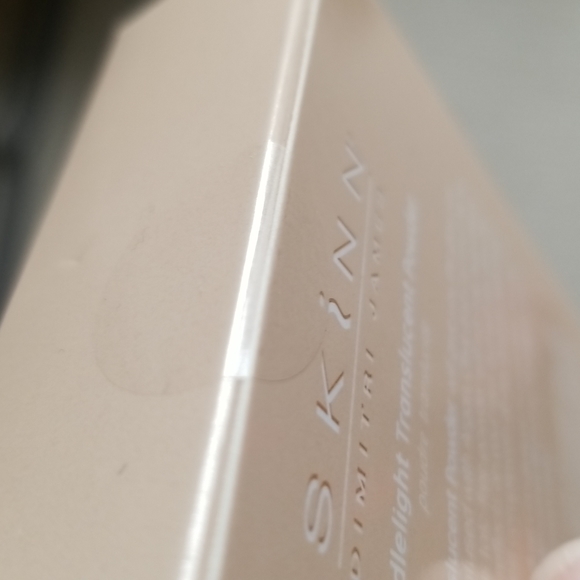 Skinn Translucent Powder - Picture 4 of 5